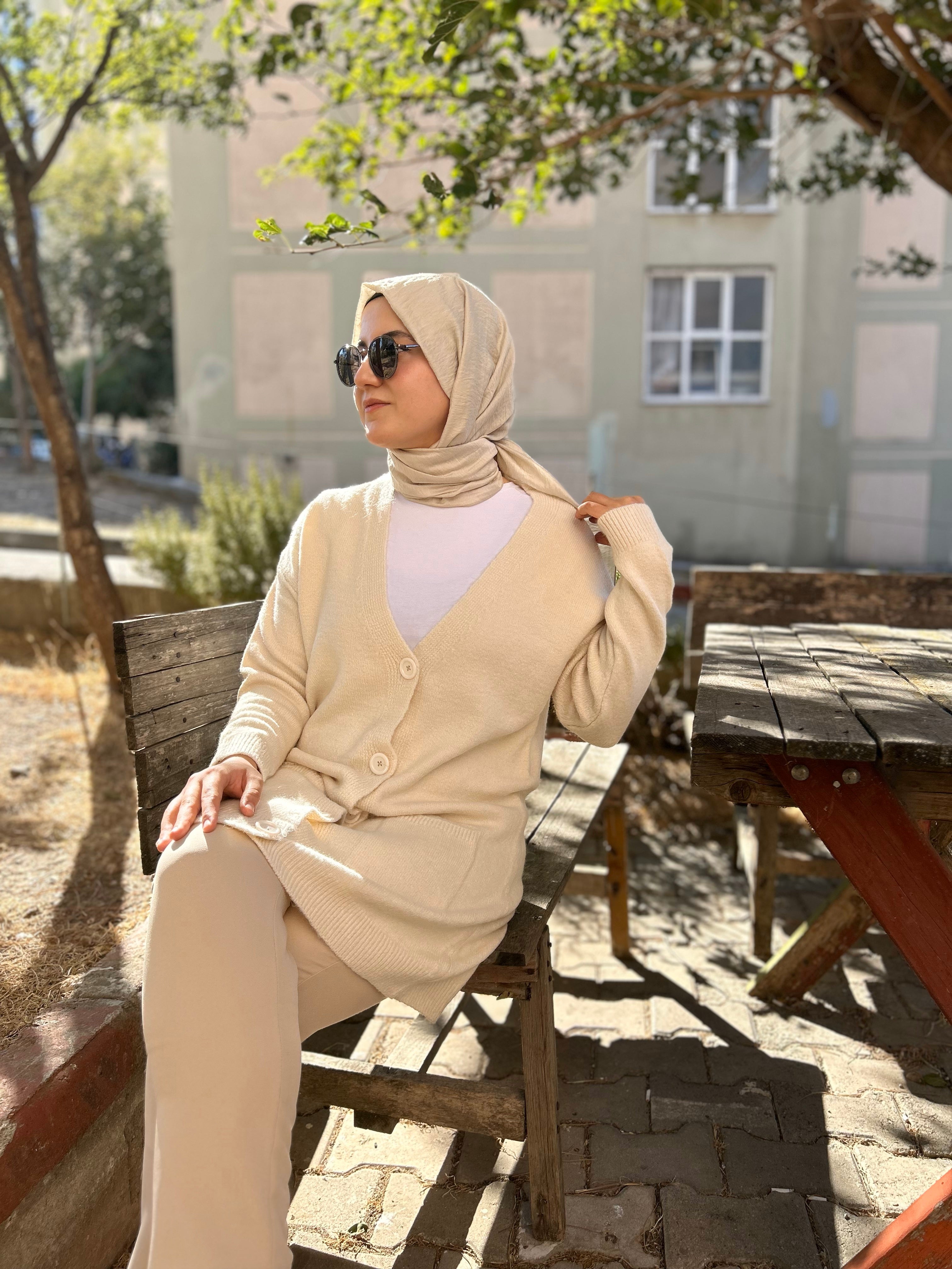 Düğme Detaylı Cepli Uzun Hırka Krem