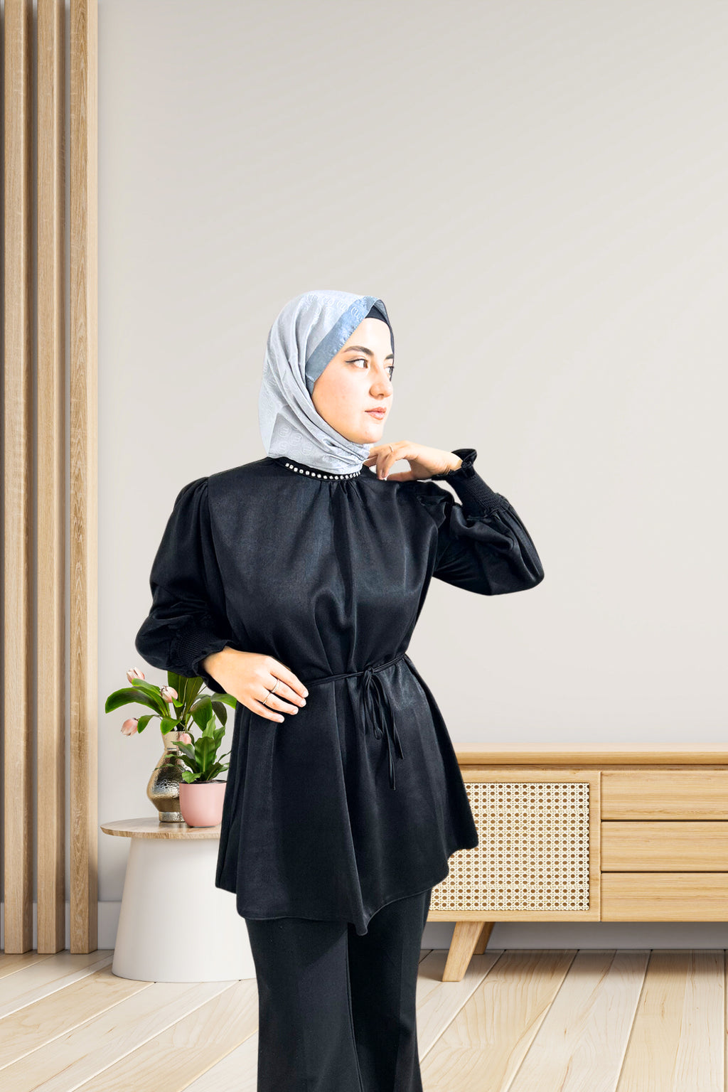 Boğaz Kısmı Taş Detaylı Saten Gömlek Siyah