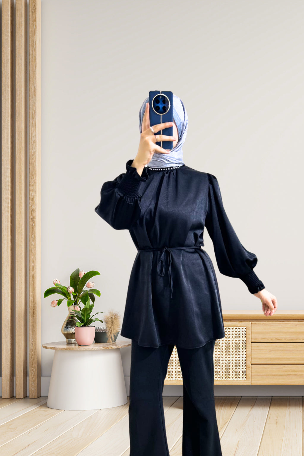 Boğaz Kısmı Taş Detaylı Saten Gömlek Siyah