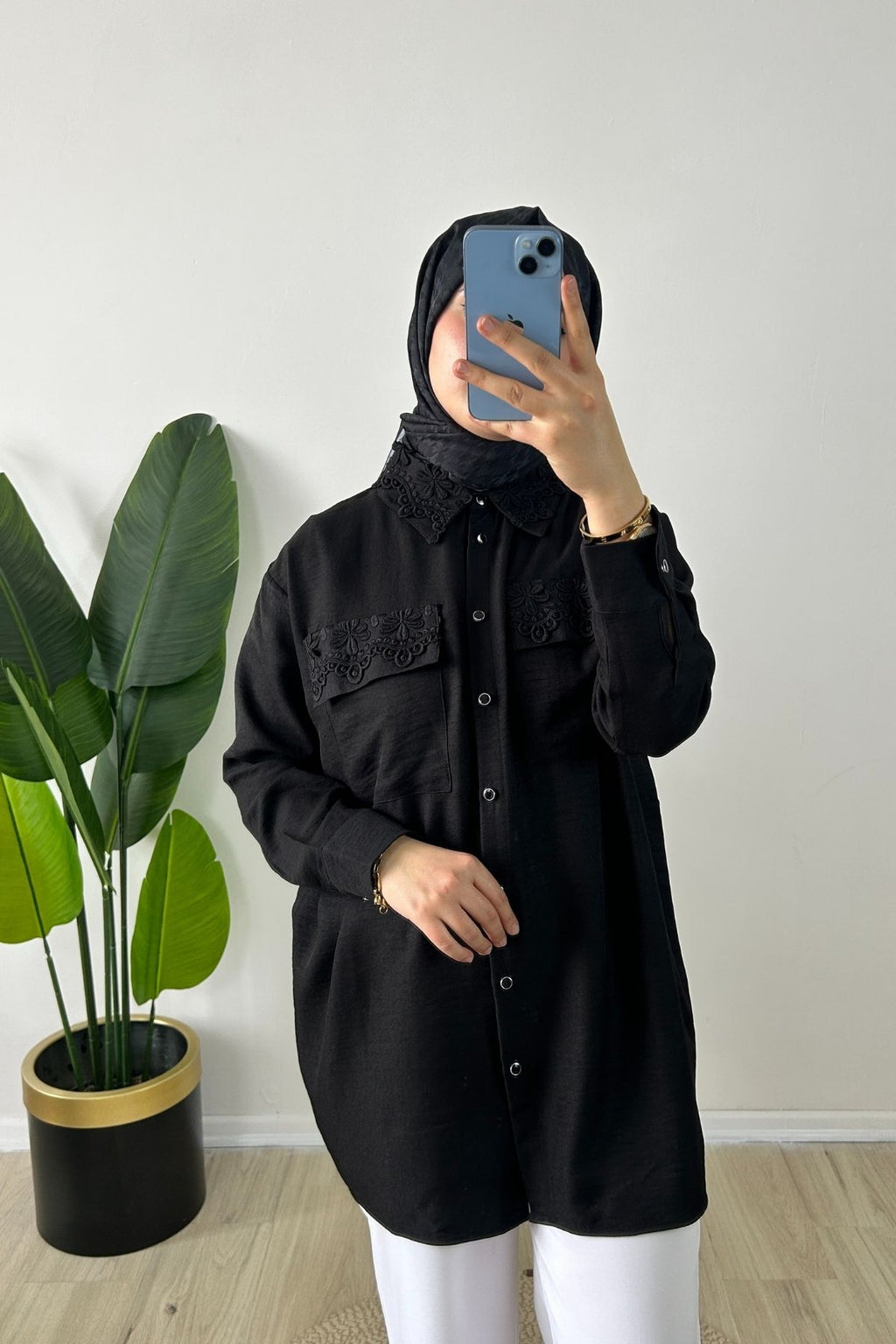 Gülizar Nakış Detaylı Düğmeli Gömlek