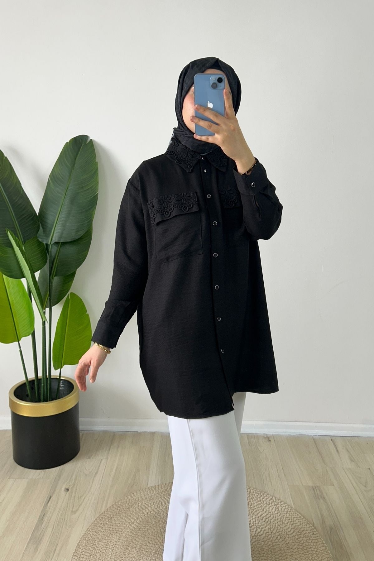 Gülizar Nakış Detaylı Düğmeli Gömlek