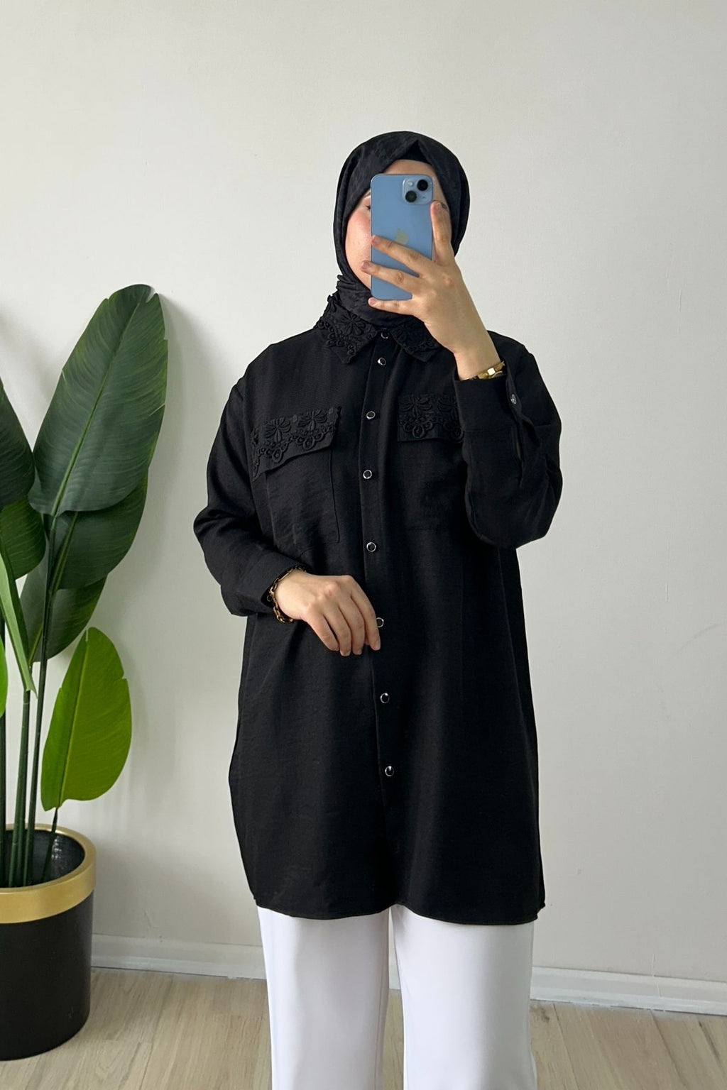 Gülizar Nakış Detaylı Düğmeli Gömlek