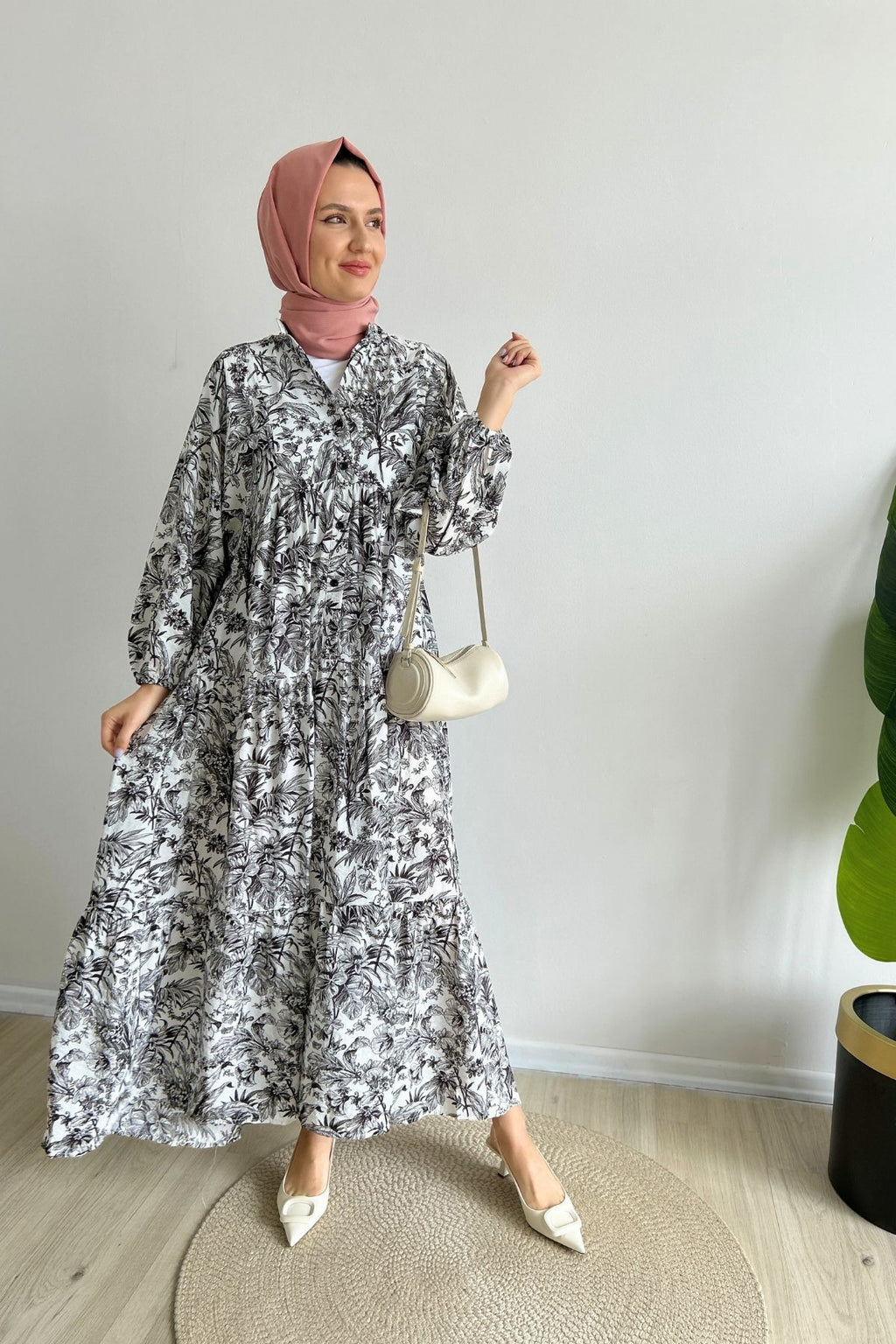 Petunya Desenli Siyah Elbise