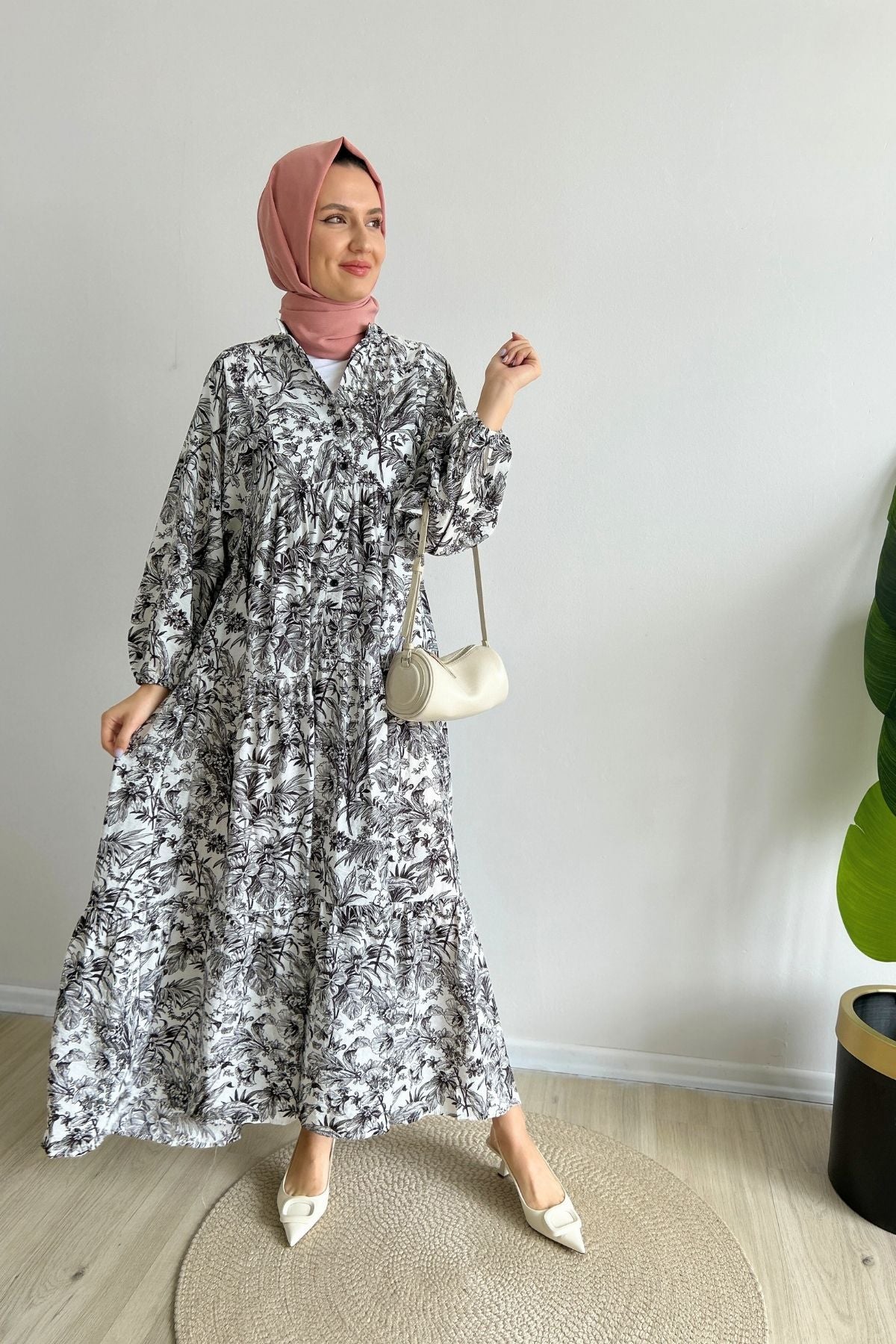 Petunya Desenli Siyah Elbise