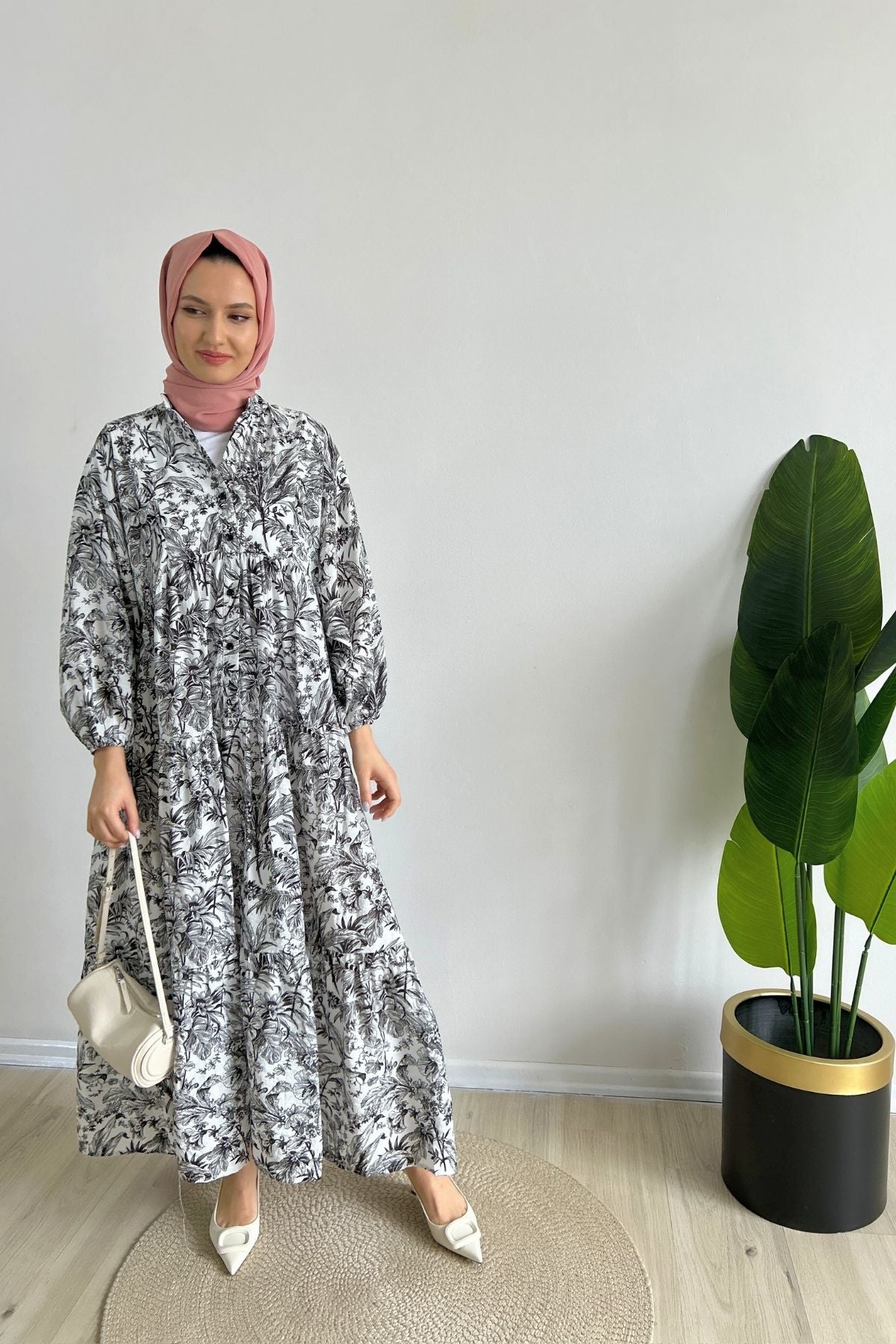 Petunya Desenli Siyah Elbise