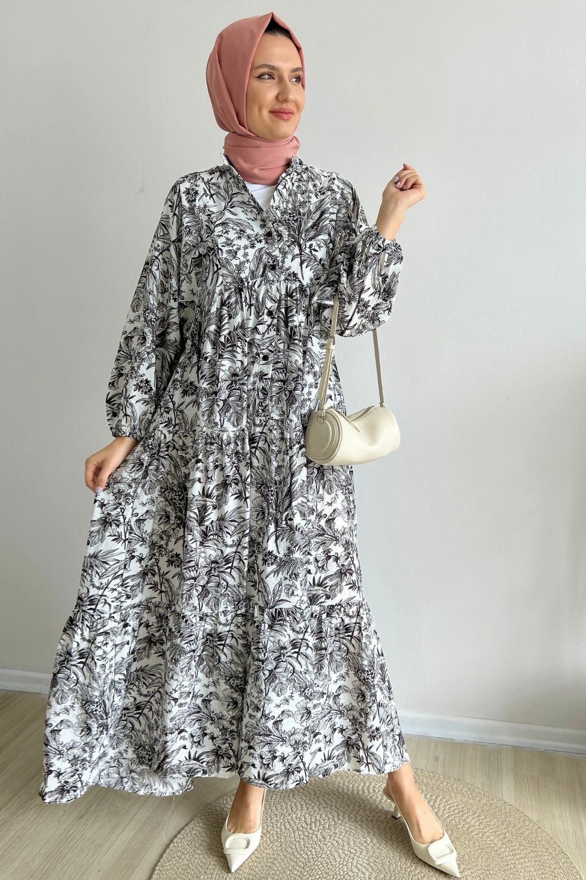 Petunya Desenli Siyah Elbise