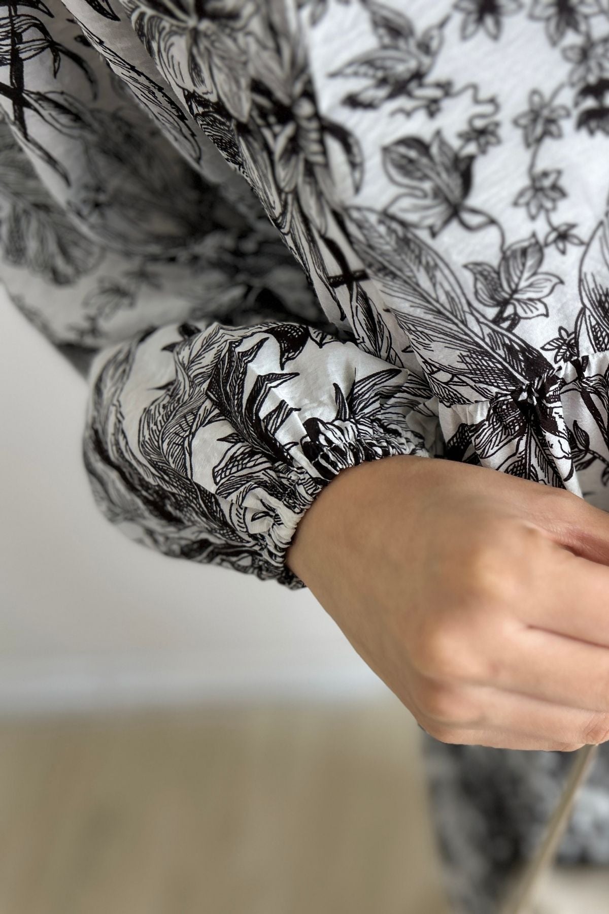 Petunya Desenli Siyah Elbise